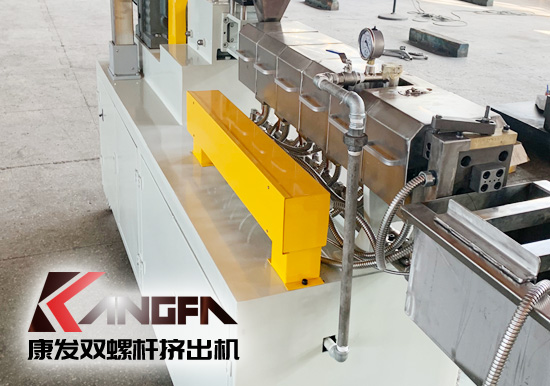 塑料廠實驗室研究專用康發(fā)20型雙螺桿擠出造粒機組設(shè)備，機筒內(nèi)徑 20mm/長徑比 28-48/主電機功率 5.5kw/螺桿轉(zhuǎn)速 100rpm/參考產(chǎn)量 5-20kg/h。
