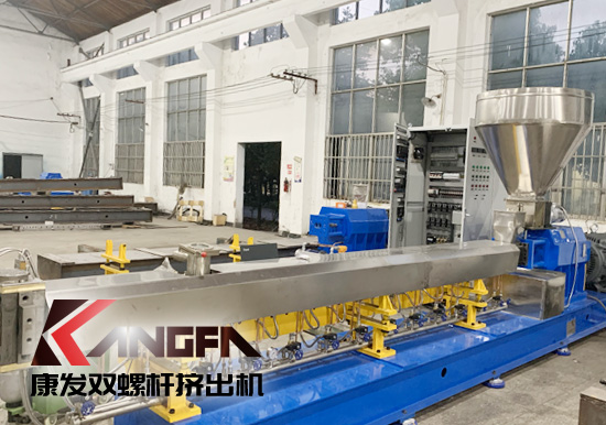 雙螺桿擠出機(jī)對于護(hù)套擠出來講，護(hù)套擠出主要作用在于烘干纜芯，防止由于潮氣（或繞包墊層的濕氣）的作用，造成護(hù)套中出現(xiàn)氣孔的可能。