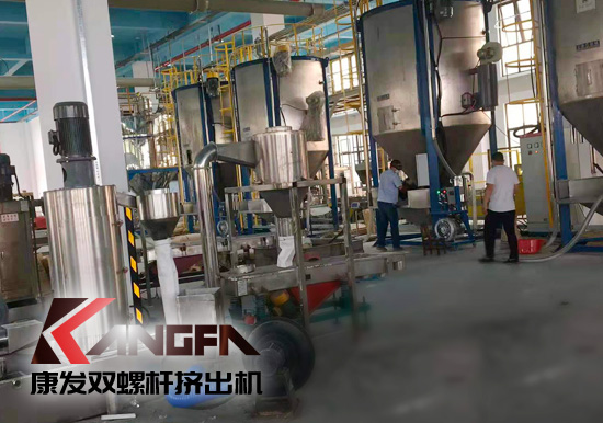 全過程自動(dòng)化雙螺桿擠出機(jī)生產(chǎn)線！機(jī)械手可以大幅減少工人、提升效率、拉低成本、提高產(chǎn)品品質(zhì)、提升工廠形象、安全性優(yōu)。