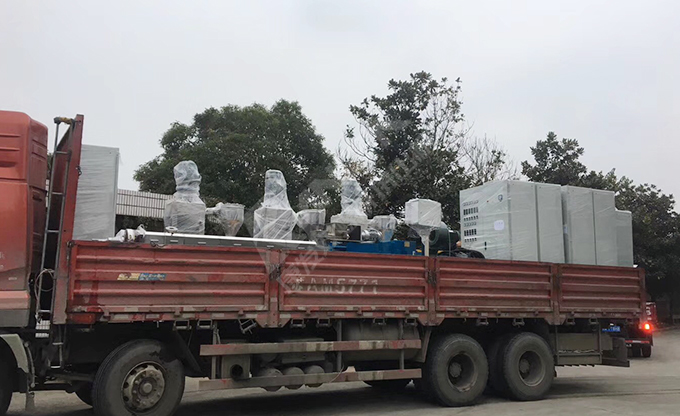 新年伊始，康發(fā)雙螺桿擠出機(jī)成功裝車發(fā)貨，助力客戶生產(chǎn)效率再上新臺(tái)階