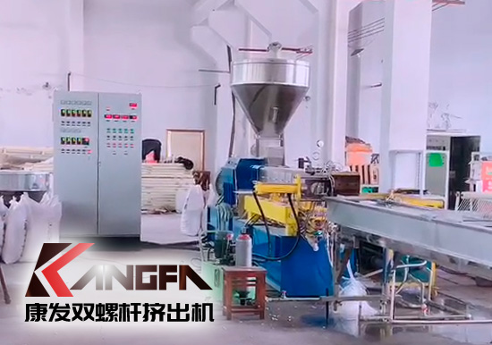 熔噴料雙螺桿擠出造粒機組設(shè)備視頻，日產(chǎn)量可達(dá)800萬只口罩用原料，熔脂可達(dá)1400-1600